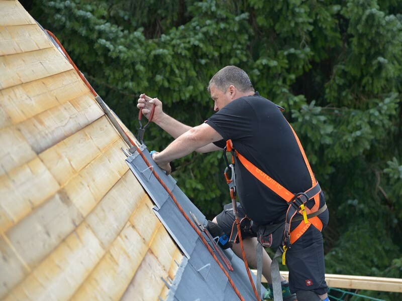 Gli installatori PREFA durante la copertura di un tetto