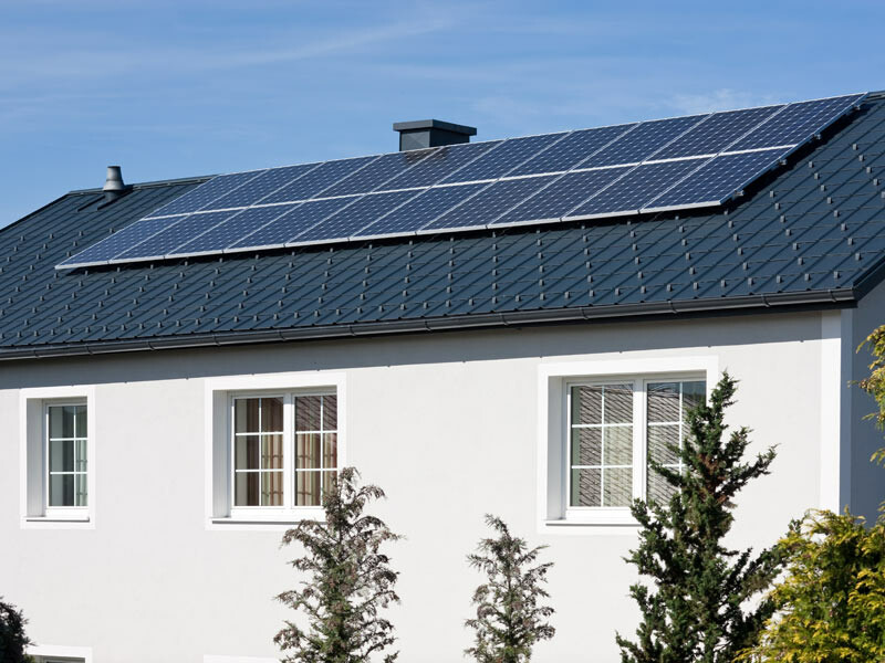 Con il sistema di montaggio Solar PREFA PS.13, è stato installato un impianto fotovoltaico sulle tegole PREFA di colore antracite