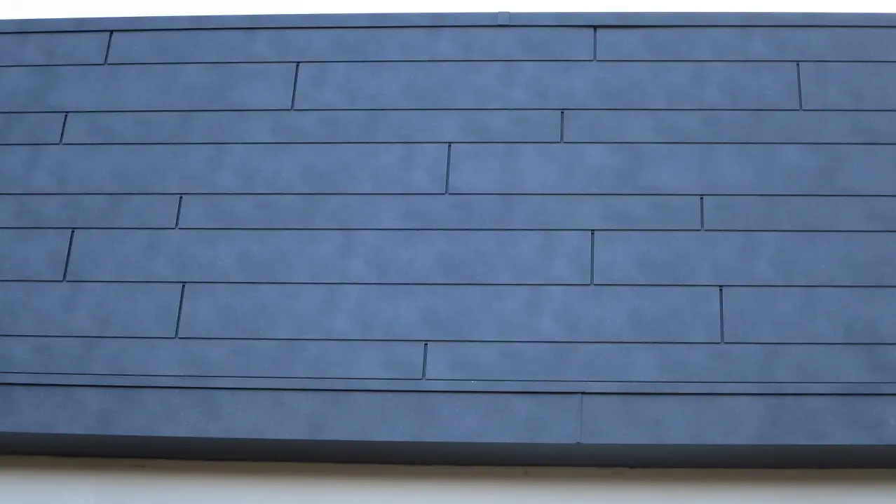Neubaufassade mit PREFA Siding in steingrau