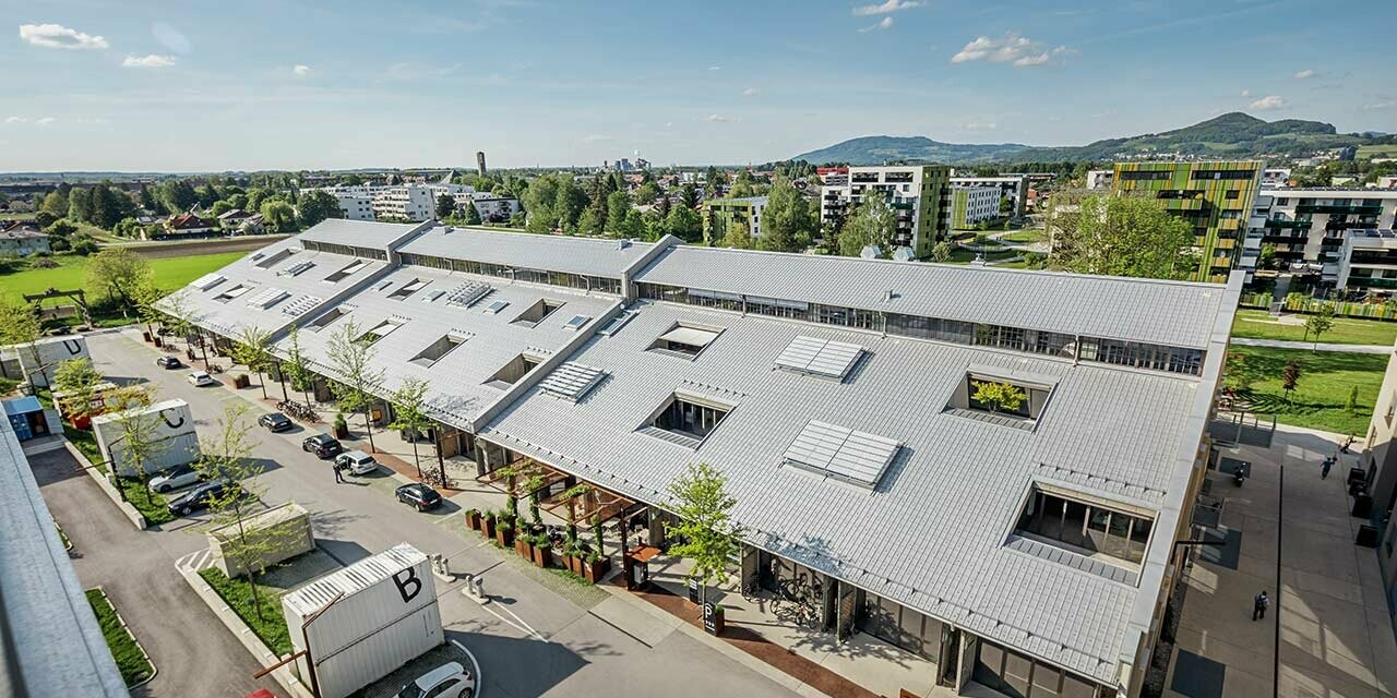 Aufnahme der Panzerhalle in Salzburg aus der Vogelperspektive; Das Dach wurde mit der PREFA Dachplatte in Silbermetallic neu eingedeckt.