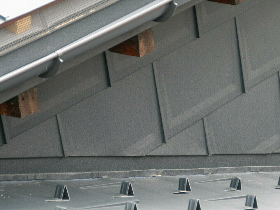 Dach und Fassade der Walliserstube werden mit der PREFA Dachplatte R.16 in anthrazit saniert