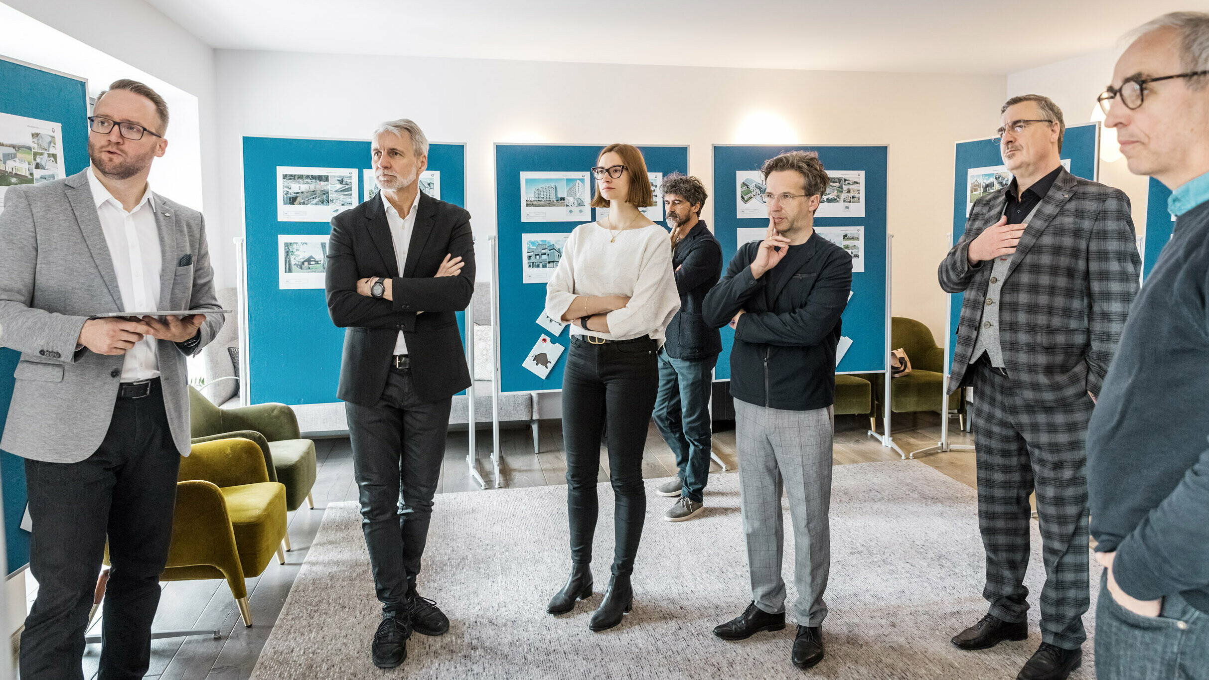 Une partie du jury d'experts examine les fiches de projet affichées.