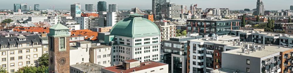 Panoramaaufnahme des Spilka Offices in Bratislava (Slowakei), eingedeckt mit PREFALZ in der Farbe P.10 Patina Grün.
