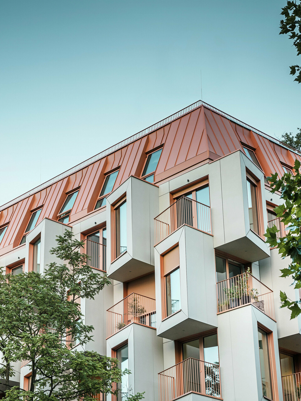 ChatGPT: Moderna stambena arhitektura u projektu Van B u Münchenu s inovativnim erkerom i upečatljivim PREFALZ aluminijskim krovom u posebnoj boji IGP Orange HDP tvrtke PREFA. Krovni materijal visoke kvalitete impresionira iznimnom dugotrajnošću, visokom otpornosti i postojanošću boje. U kombinaciji s kubičnim oblikom fasade i velikim staklenim površinama nastaje skladna cjelina koja na najvišoj razini objedinjuje funkcionalnost, dizajn i održivost – idealno za urbano stanovanje.