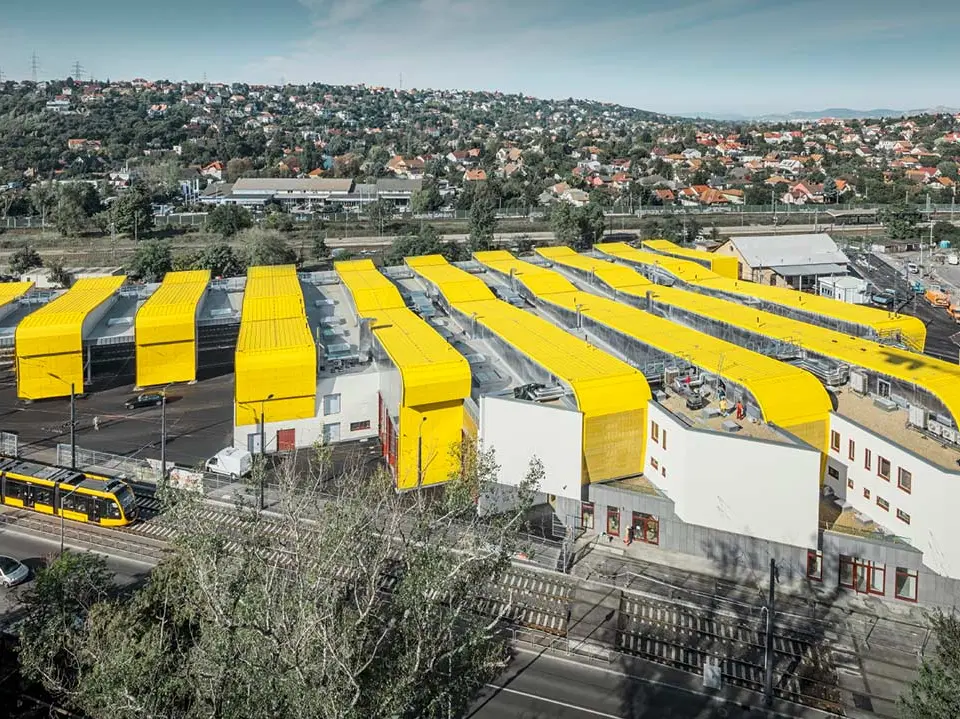 Die Remise in Budapest, die in Form und Farbe an die Straßenbahnen erinnern soll, wurde mit PREFA Prefalz Bändern in P.10 Verkehrsgelb eingedeckt