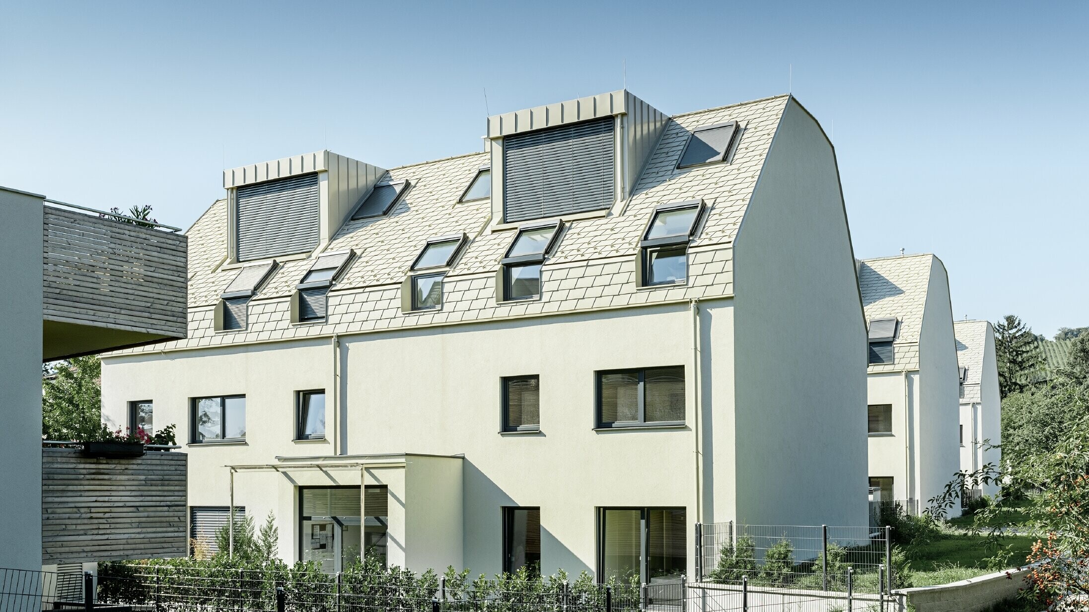Nouveau complexe résidentiel — Grande toiture en aluminium PREFA aux nombreuses fenêtres mansardées