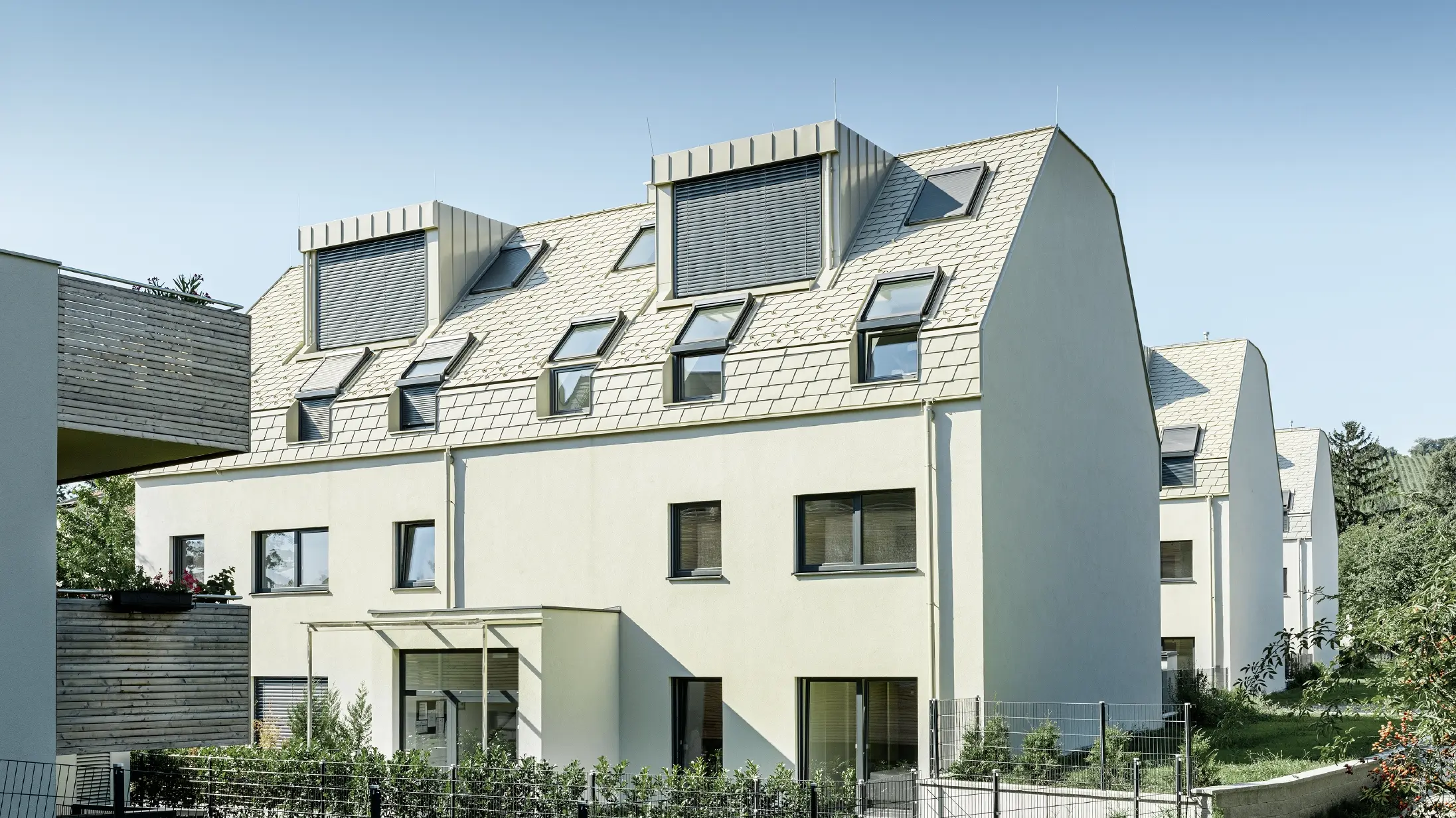Nouveau complexe résidentiel — Grande toiture en aluminium PREFA aux nombreuses fenêtres mansardées