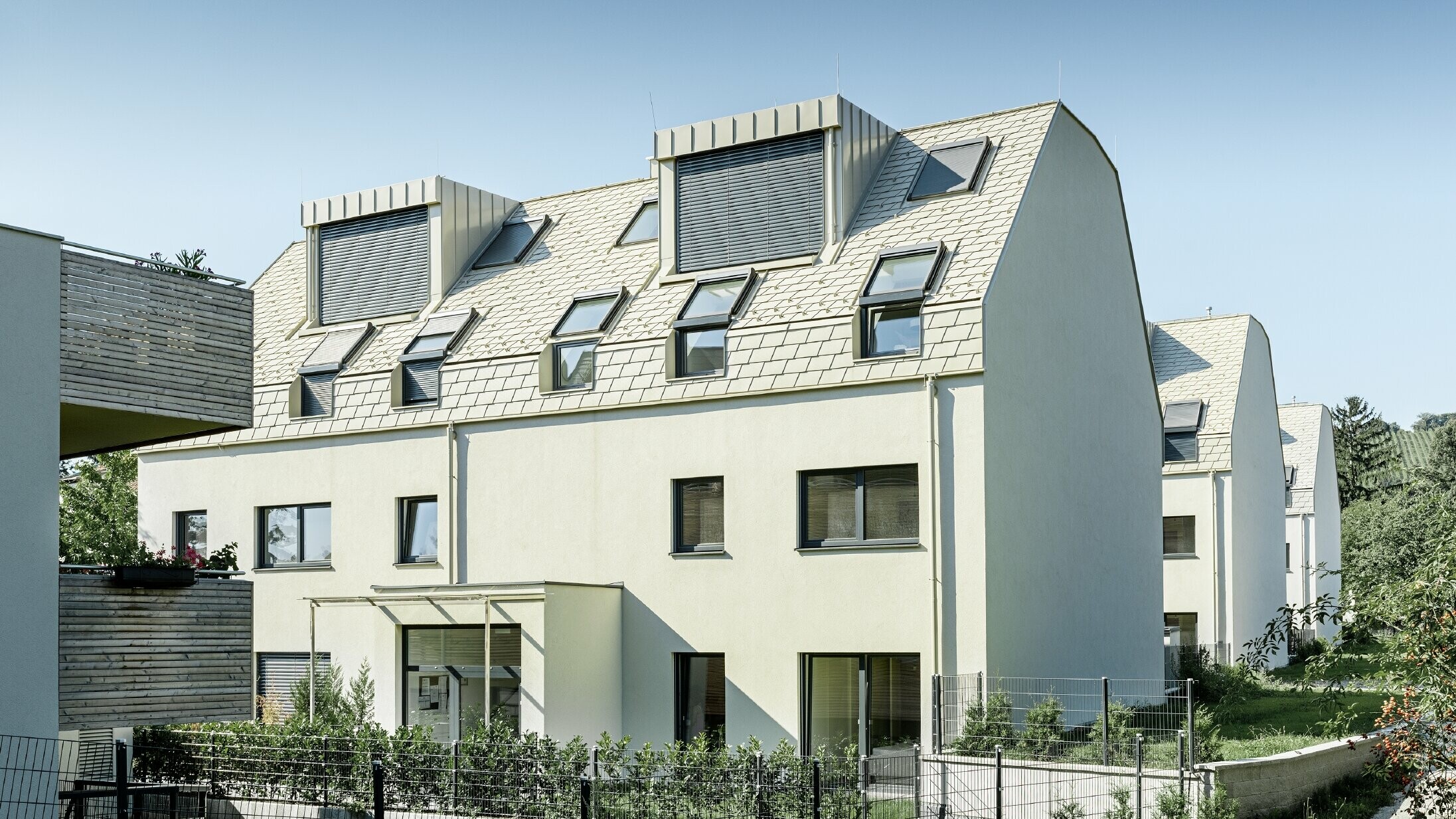 Nuovo complesso residenziale con grande superficie di coperture e velux