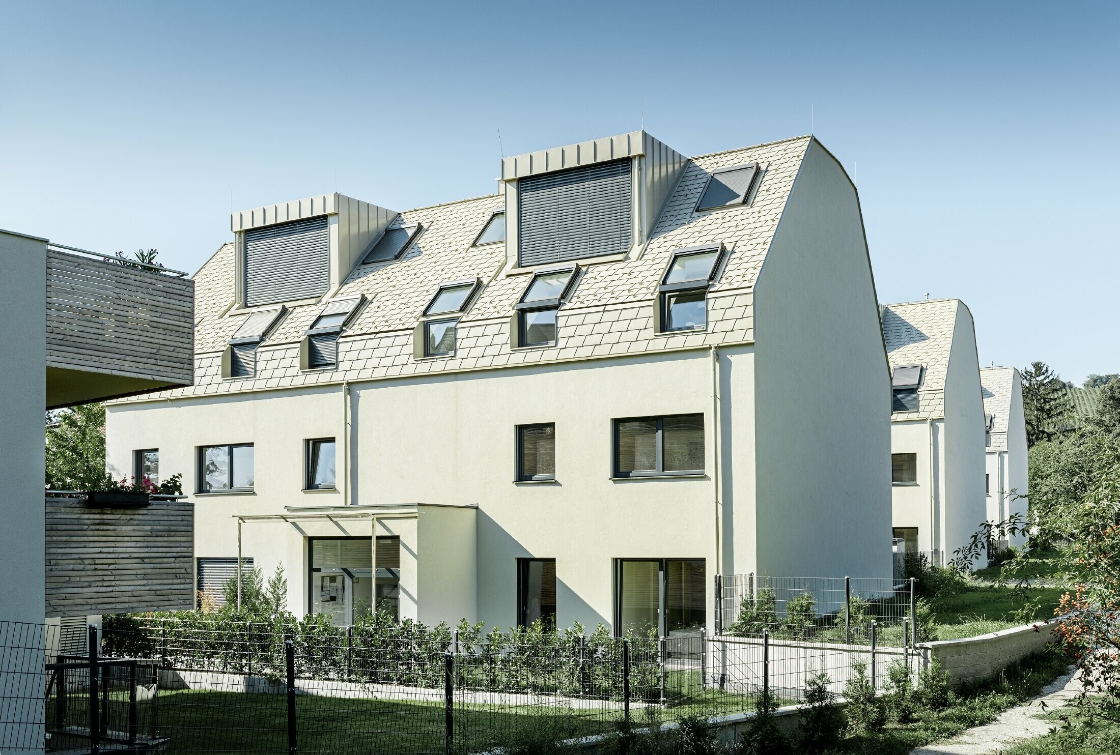 Nuovo complesso residenziale con grande superficie di coperture e velux