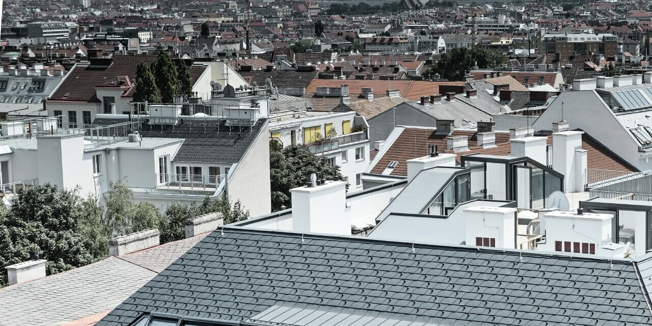 Aménagement d’un toit à Vienne avec les bardeaux de toiture PREFA et Falzonal en anthracite