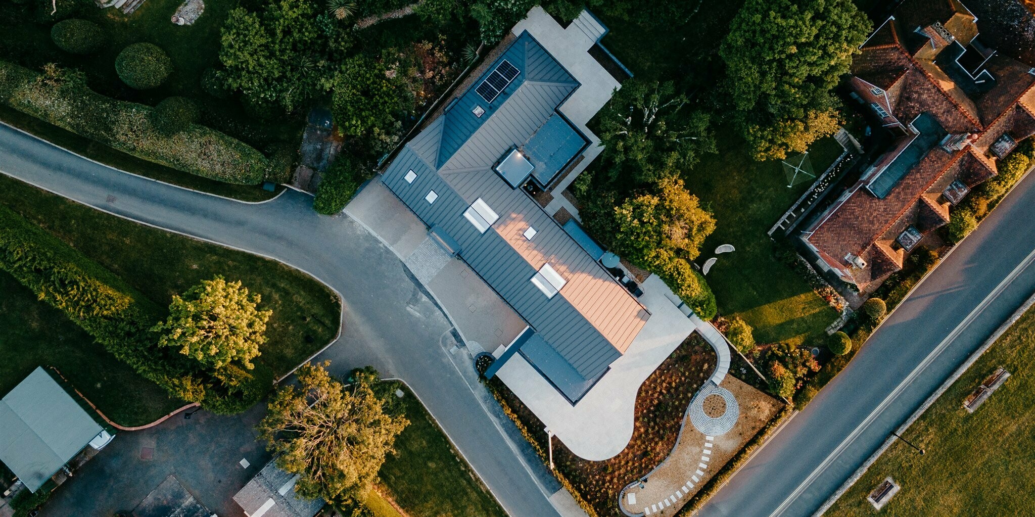 Drohnenaufnahme eines Luxuriösen Bungalows mit Meerblick auf der Isle of Wight. Das Objekt wurde mit PREFALZ in P.10 Dunkelgrau verkleidet.