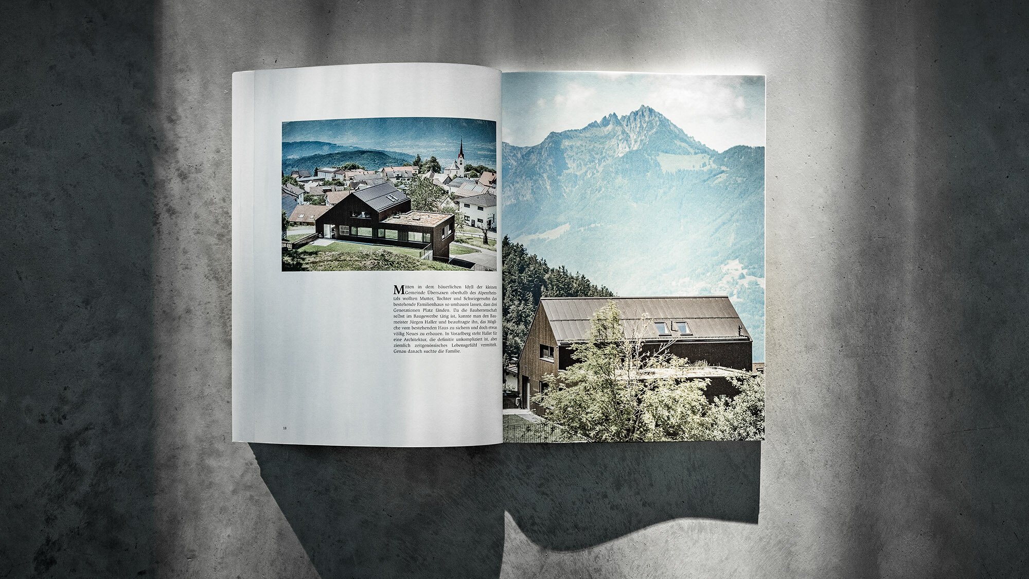 Libro PREFARENZEN 2024 aperto, su sfondo grigio, con un articolo sulla casa plurifamiliare Matino, opera di Jürgen Haller .