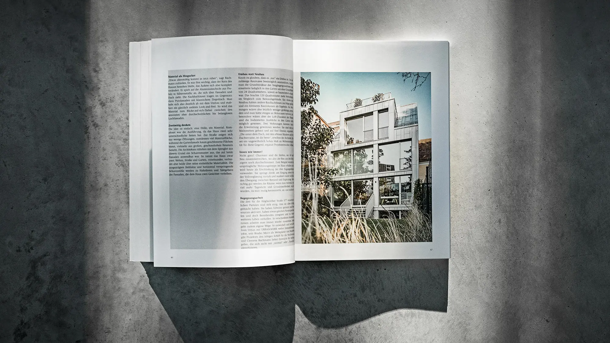 Libro PREFARENZEN 2024 aperto, su sfondo grigio, con un articolo sulla villetta nella Höglwörther Straße progettata dallo studio CBA.