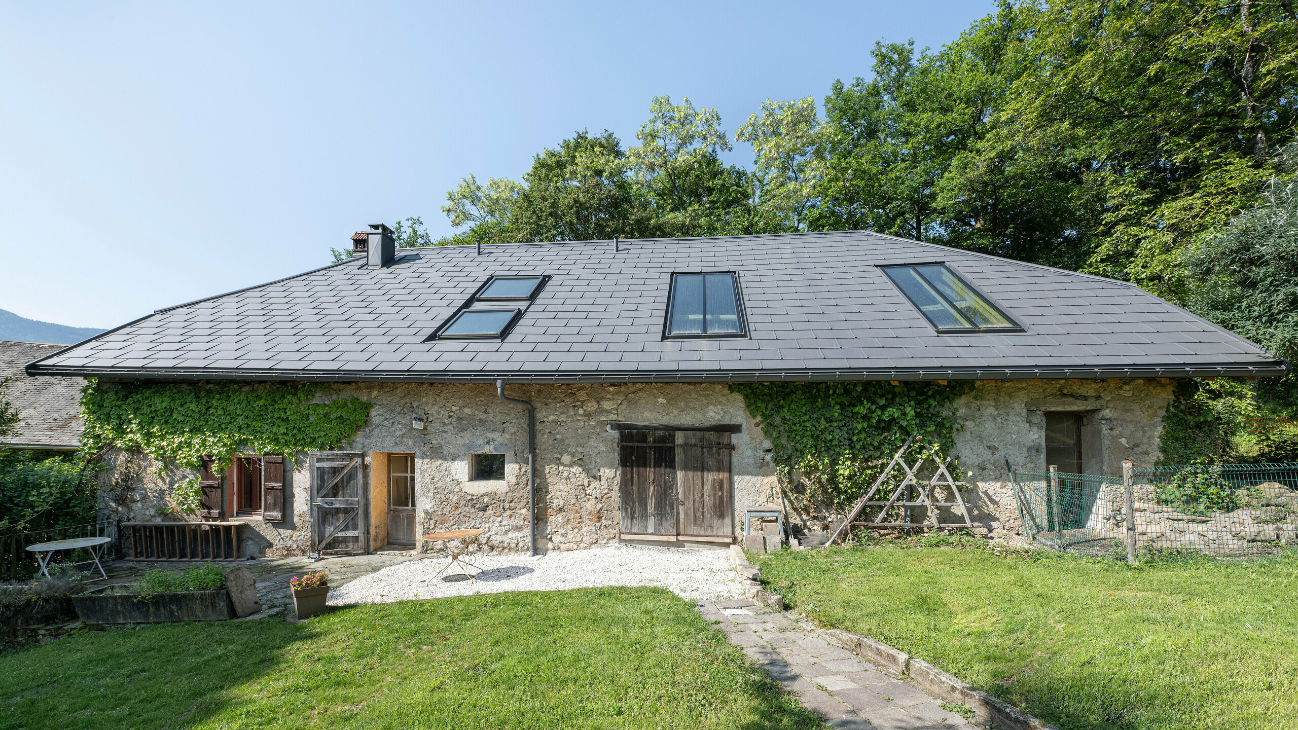 R.16 PREFA en P.10 gris sombre sur le toit d'une ancienne ferme en Haute-Savoie (France)