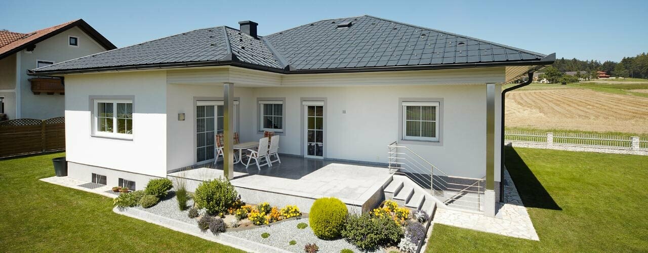 Nouvelle construction classique avec couverture de toit PREFA en aluminium couleur anthracite