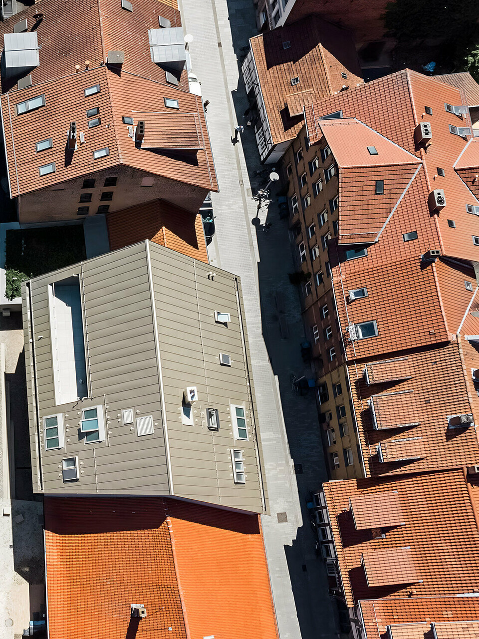 Le nouveau Kunsthaus de Göttingen, réalisé par Atelier ST, vu du ciel : avec son toit Prefalz de couleur bronze, il s'intègre élégamment dans la vieille ville.