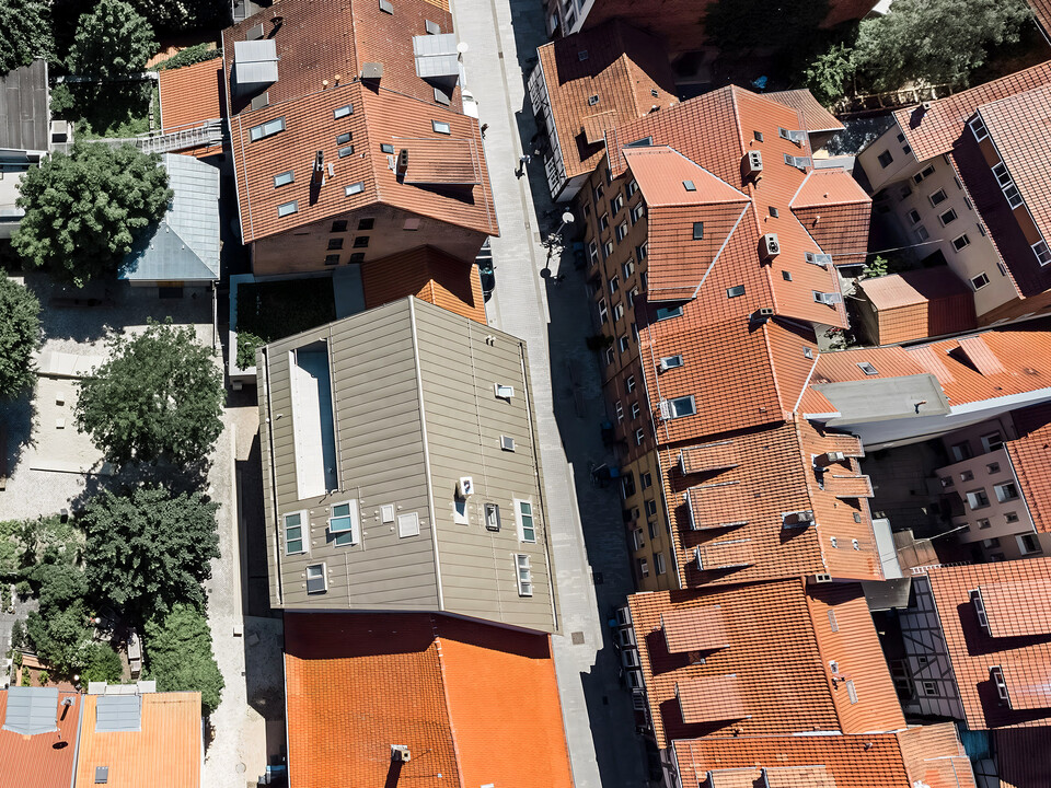 Le nouveau Kunsthaus de Göttingen, réalisé par Atelier ST, vu du ciel : avec son toit Prefalz de couleur bronze, il s'intègre élégamment dans la vieille ville.
