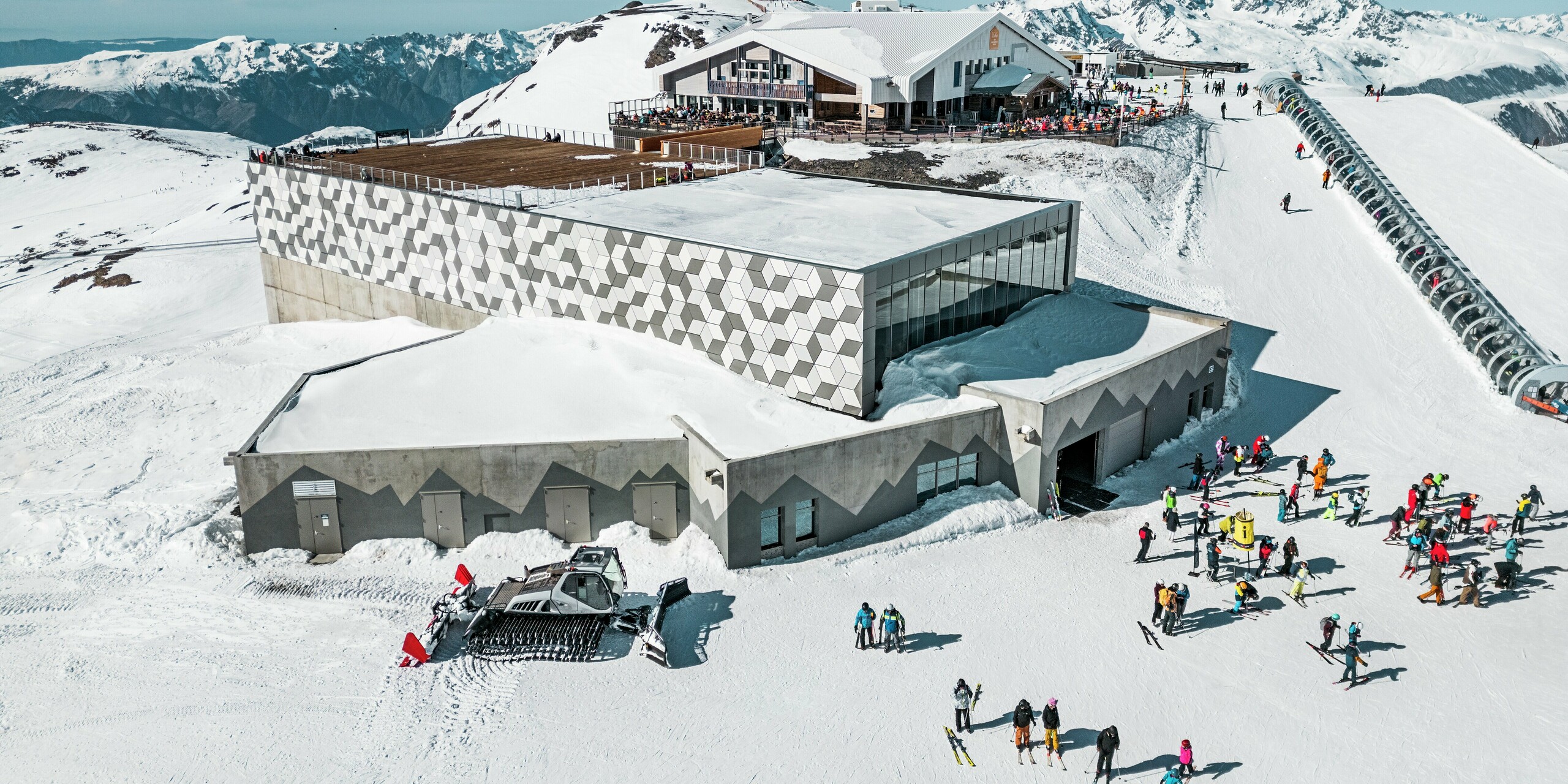 Die beeindruckende Bergstation der Seilbahn in Les Deux Alpes fügt sich mit ihrer modernen Fassade aus PREFABOND Aluminium Verbundplatten harmonisch in die alpine Landschaft ein. Das markante, geometrische Rautenmuster in Weiß- und Grautönen fügt sich harmonisch in die schneebedeckte Umgebung ein und sorgt für einen spektakulären visuellen Effekt. Die langlebige und wetterbeständige Fassade garantiert nicht nur ästhetische Exzellenz, sondern auch Schutz vor den extremen Witterungsbedingungen im Hochgebirge.