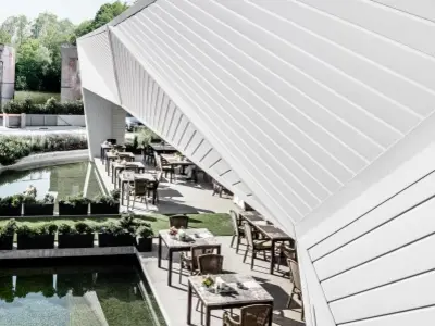 Detailansicht der PREFA Siding P.10 in Prefaweiß, die das Restaurant Mimama in Ungarn umhüllen