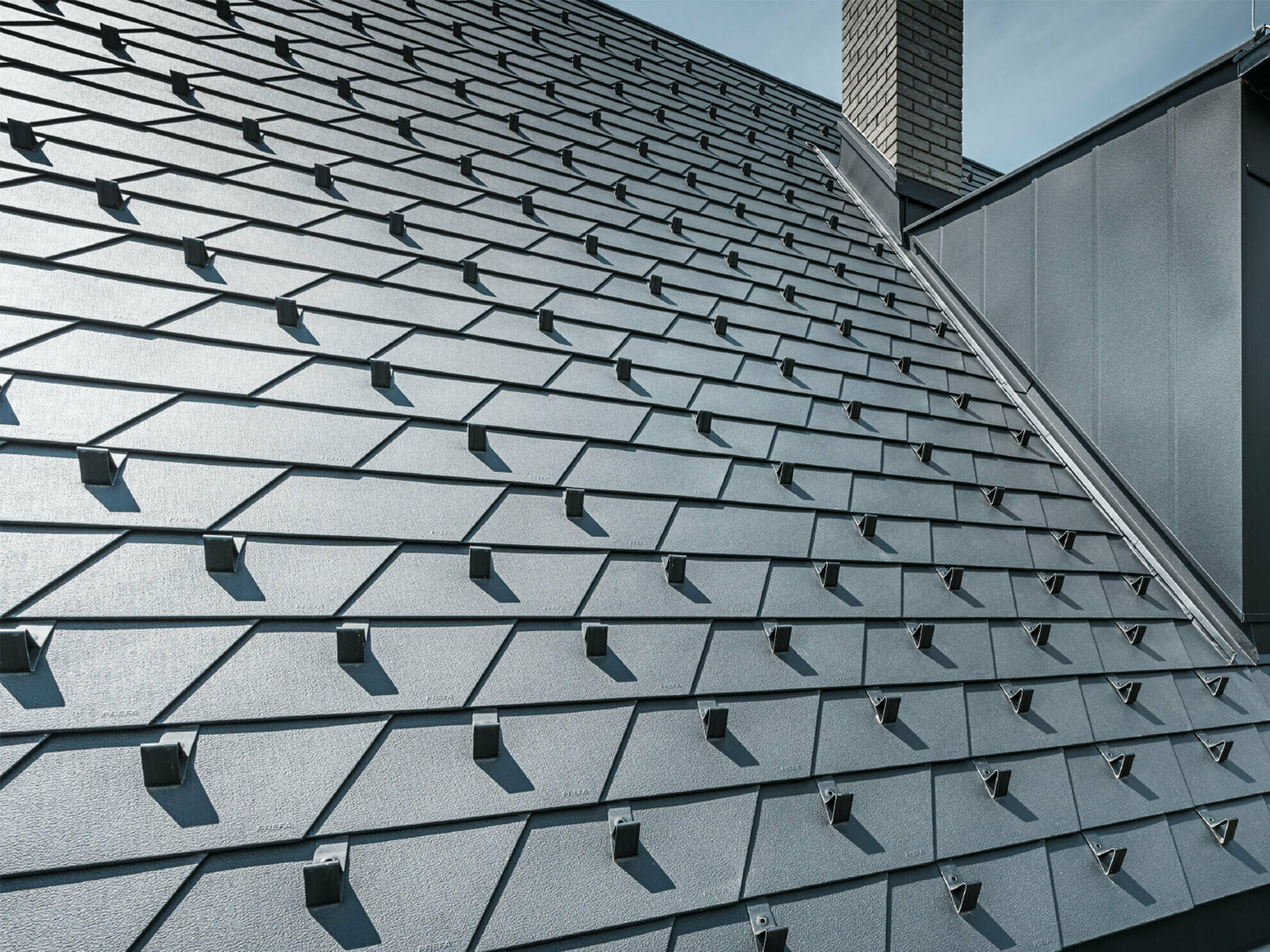 Neu saniertes Dach mit der PREFA Dachschindel in P.10 Schwarz inkl. Schneestopper, Gaube verkleidet mit PREFA Aluminium