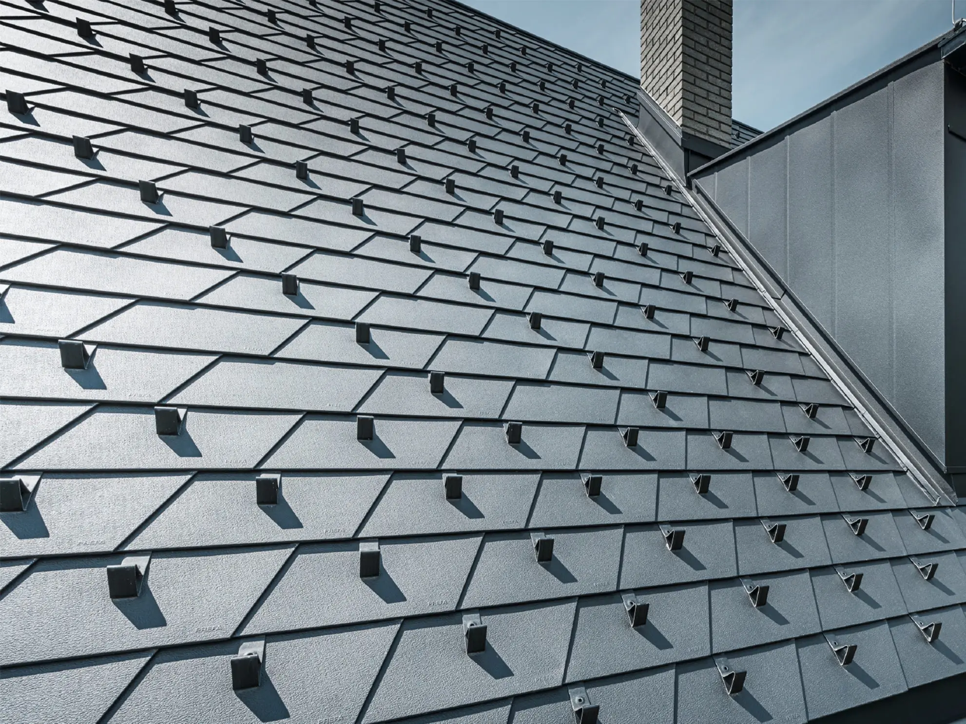Neu saniertes Dach mit der PREFA Dachschindel in P.10 Schwarz inkl. Schneestopper, Gaube verkleidet mit PREFA Aluminium