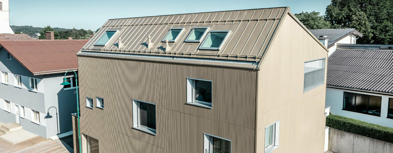 Moderna casa privata con rivestimento di tetto e facciata in alluminio di PREFA