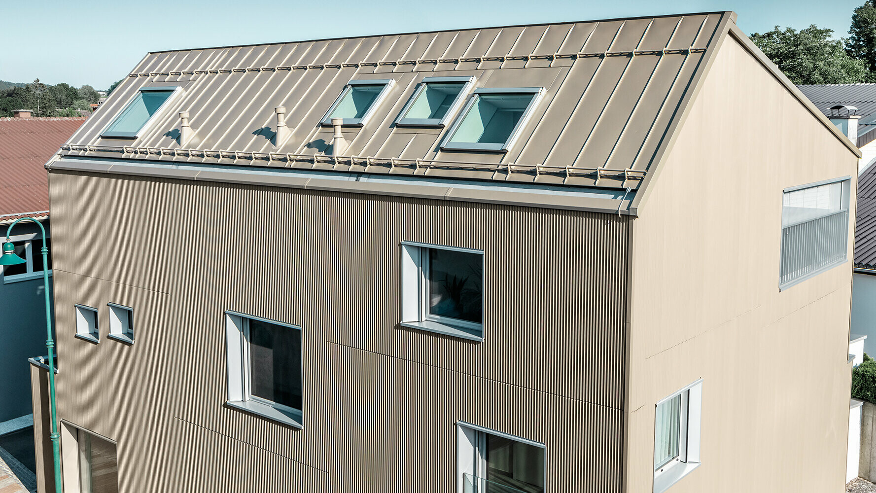 Moderna casa privata con rivestimento di tetto e facciata in alluminio di PREFA