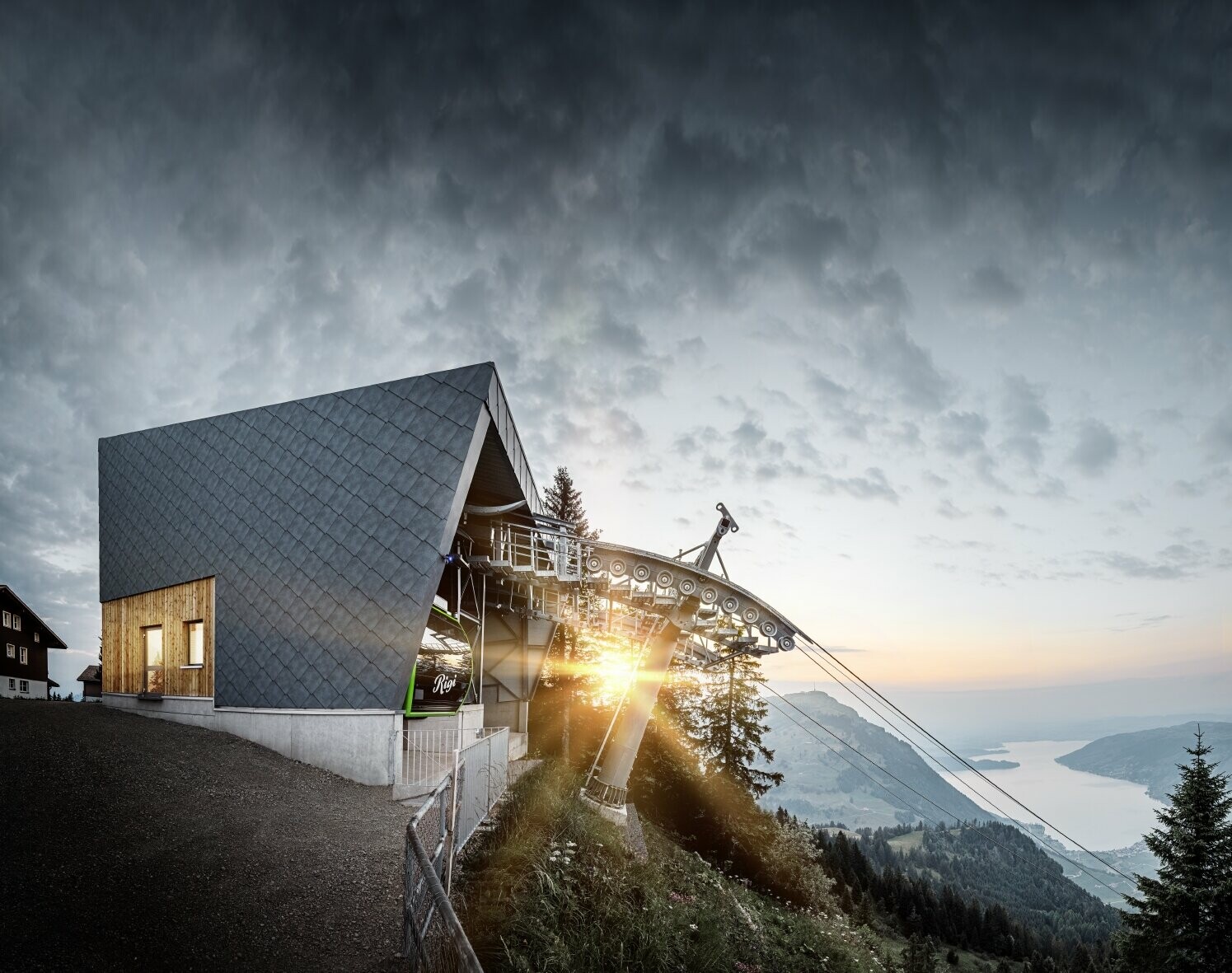 La funivia Rigi Scheidegg al tramonto, rivestita con la scaglia 44 PREFA in P.10 grigio pietra