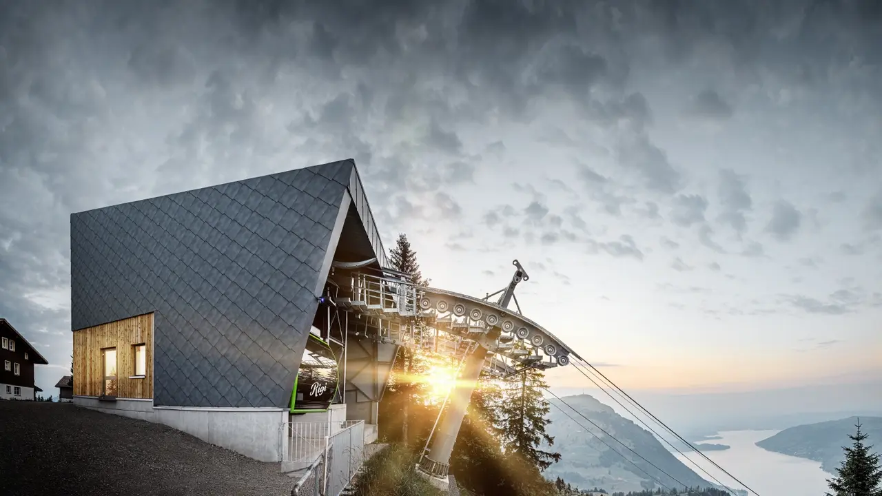 La funivia Rigi Scheidegg al tramonto, rivestita con la scaglia 44 PREFA in P.10 grigio pietra