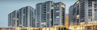 [Translate to français:] Vorderansicht der Belvedere Apartments am Abend. Die PREFA Profilwelle wurde mit Glas und Keramikelementen kombiniert