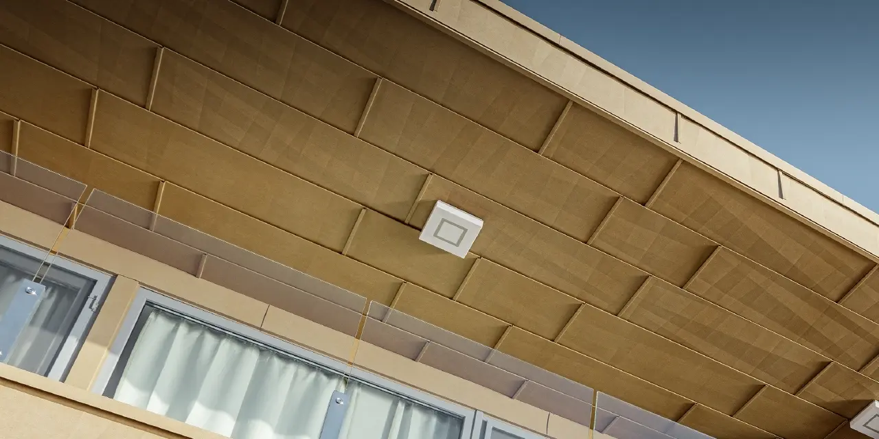 Maison secondaire moderne au toit plat et aux grandes baies vitrées donnant sur le lac — Façades en aluminium PREFA de couleur brun sable aux arêtes prononcées