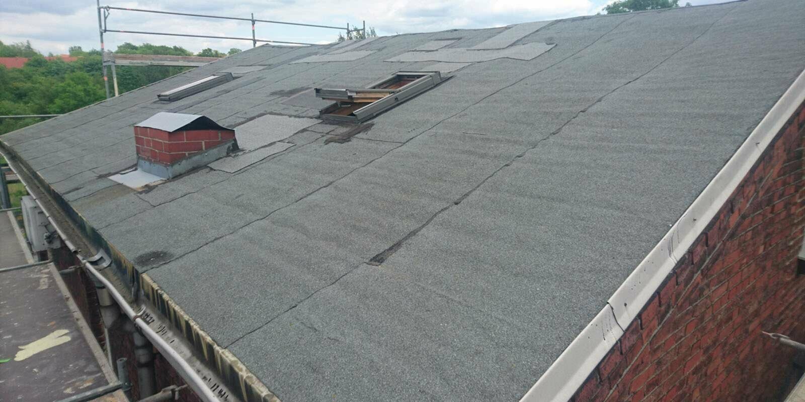 Toit avant la rénovation de toiture à l’aide de tuiles PREFA couleur P.10 gris pierre