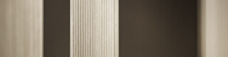 Detailansicht des Zackenprofils der bronzenen Fassade in Gold- und unterschiedlichen Brauntönen.