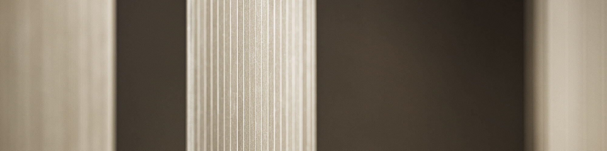 Detailansicht des Zackenprofils der bronzenen Fassade in Gold- und unterschiedlichen Brauntönen.