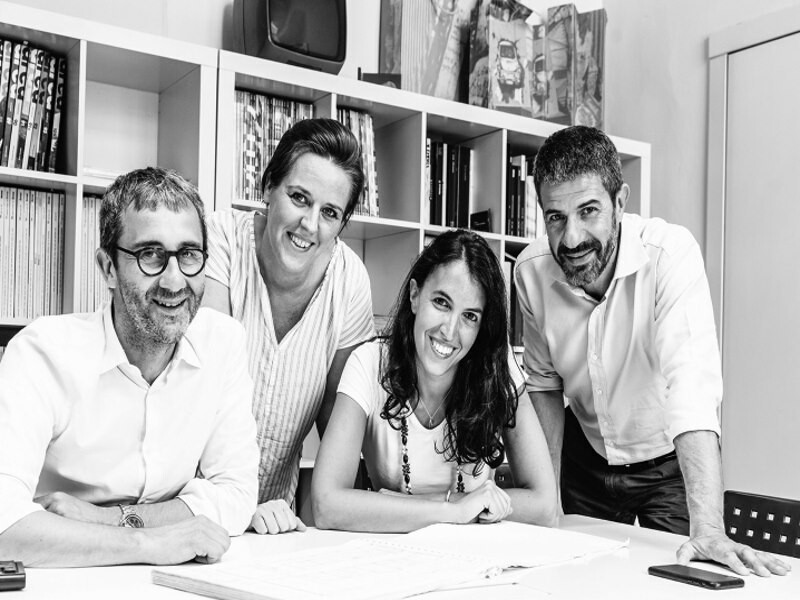 [Translate to français:] Das Architekten Quartett besteht aus Cesare Chichi, Stefano Maestri, Luisa Beretta und Francesca Capuzzo Dolcetta. Alle Personen blicken lächelnd in die Kamera.