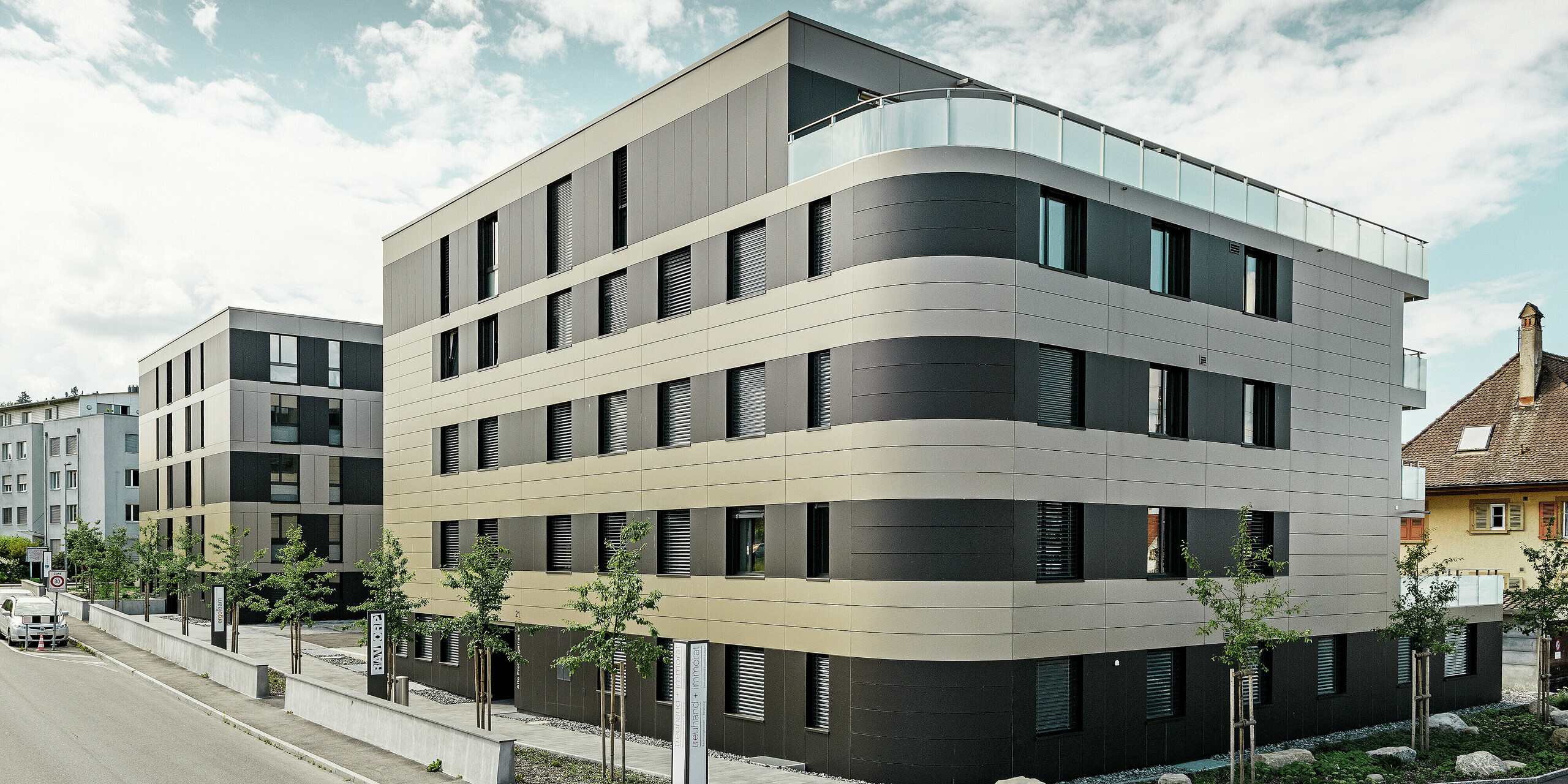 Complexe résidentiel aux immeubles cubiques — Façades en aluminium PREFA de couleur bronze avec des éléments gris noir