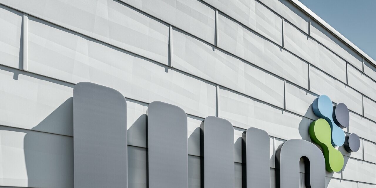 Edificio aziendale della IT Management GmbH a Ybbsitz con facciata in alluminio di PREFA; la facciata è stata rivestita con il pannello per facciata FX.12 in bianco prefa, su cui è stato posizionato il logo aziendale.