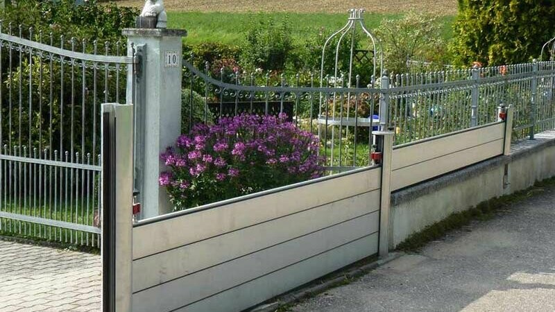 Il vialetto di accesso di una casa viene protetto dalle esondazioni grazie alla Diga PREFA