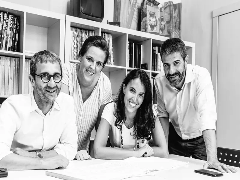 [Translate to italiano:] Das Architekten Quartett besteht aus Cesare Chichi, Stefano Maestri, Luisa Beretta und Francesca Capuzzo Dolcetta. Alle Personen blicken lächelnd in die Kamera.
