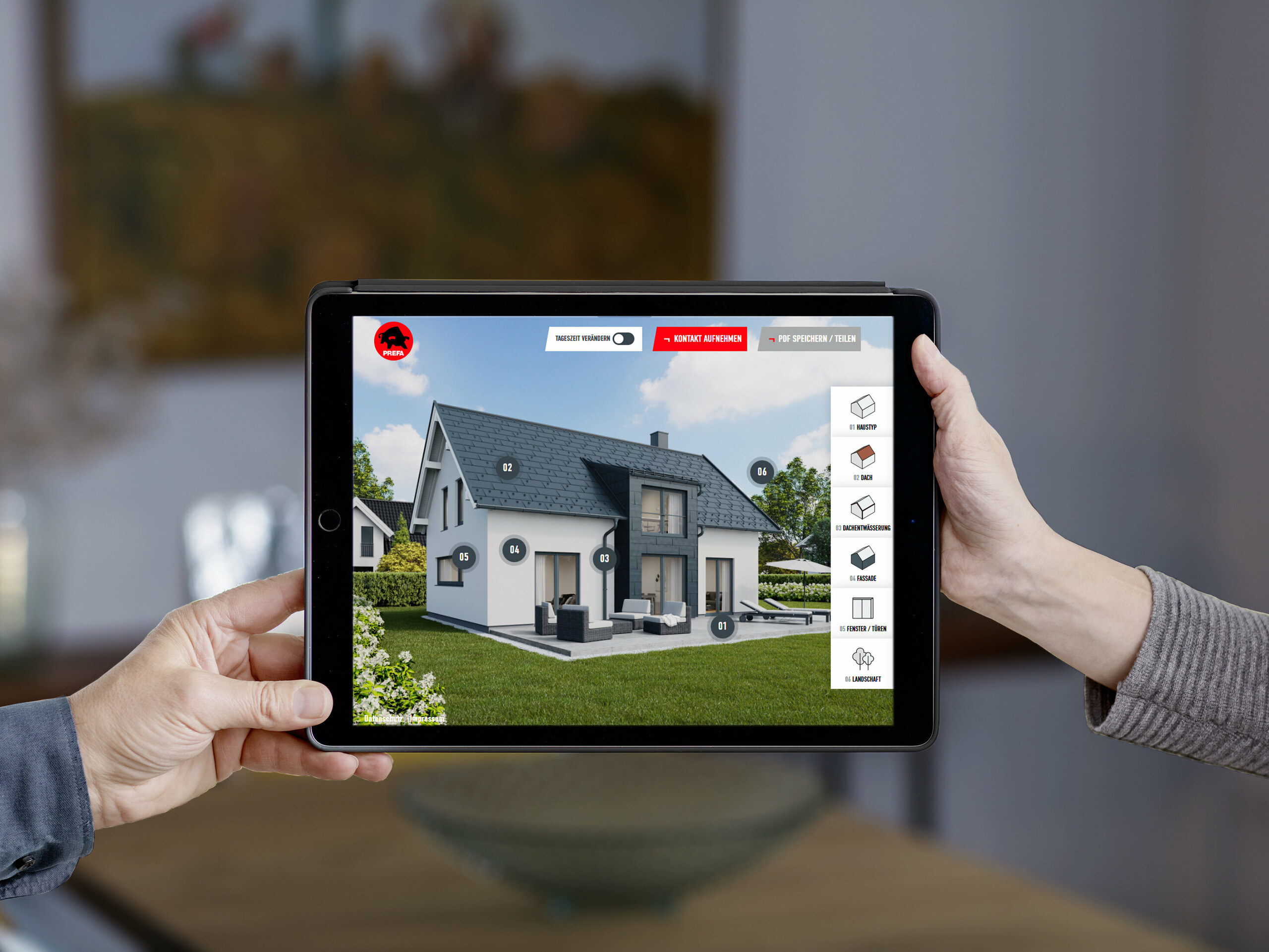 Deux mains tiennent une tablette. Sur la tablette, la page du configurateur de toiture et de façade PREFA est ouverte.