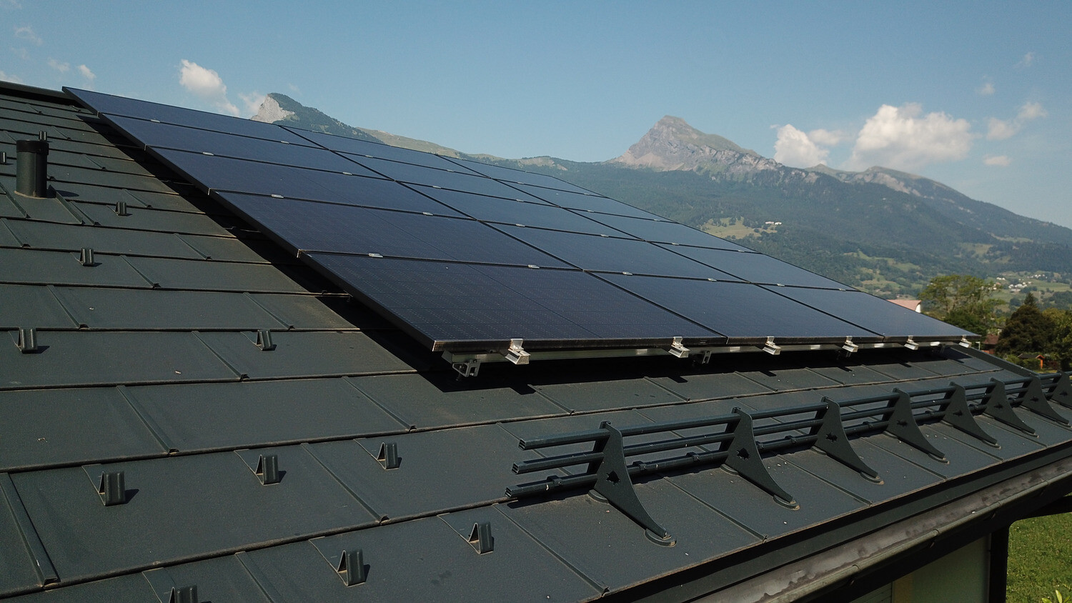 Installation photovoltaïque sur une toiture PREFA constituée de tuiles R.16 en anthracite.
