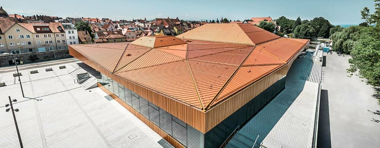 Centro congressi Lindau rivestito con PREFA Falzonal in marrone rosso.