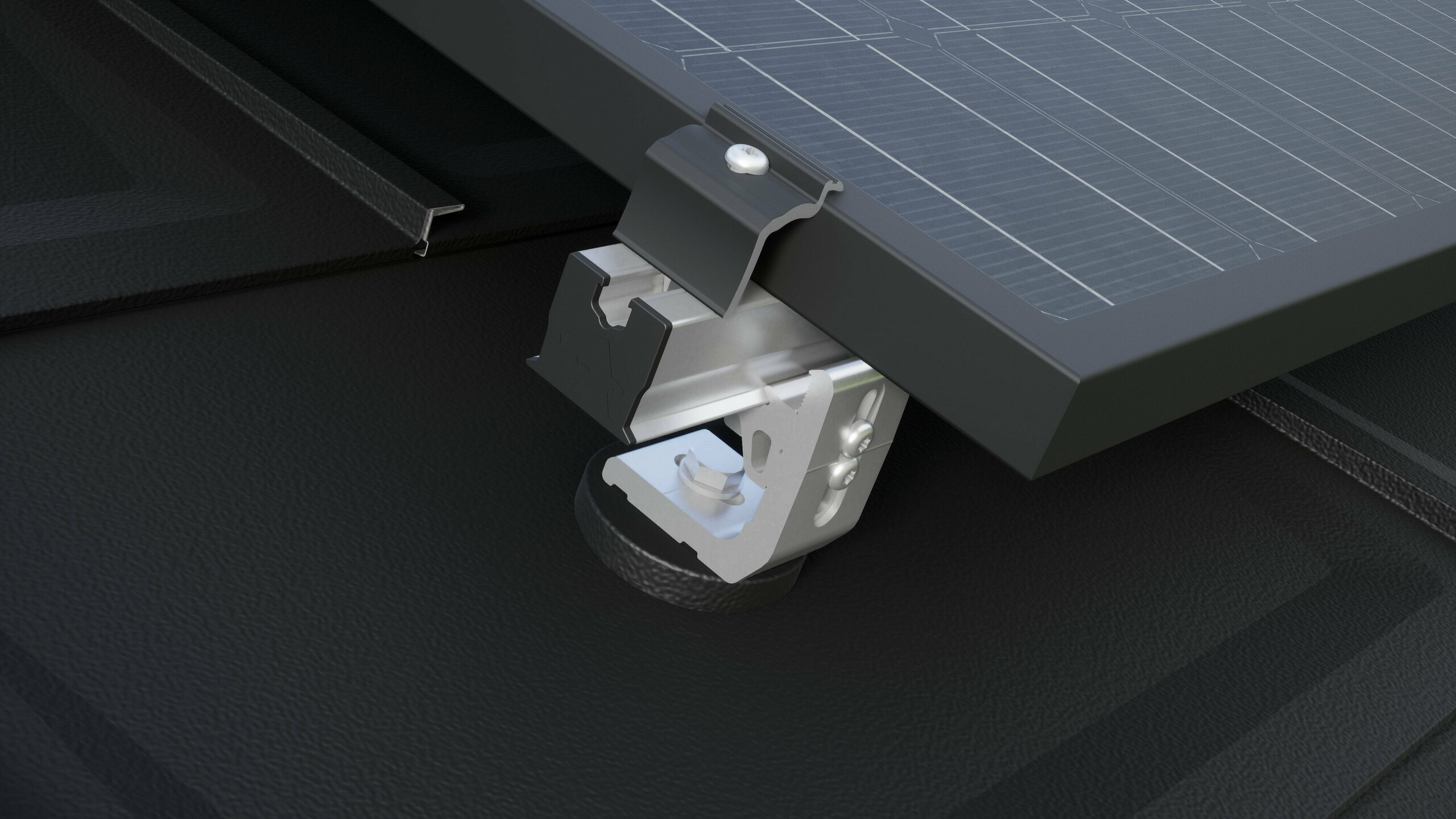 Primo piano della staffa PREVARIO 3.S montata su un tetto PREFA scuro che sostiene il binario. Il modulo fotovoltaico è stato fissato al binario con l'elemento di testa PREVARIO.