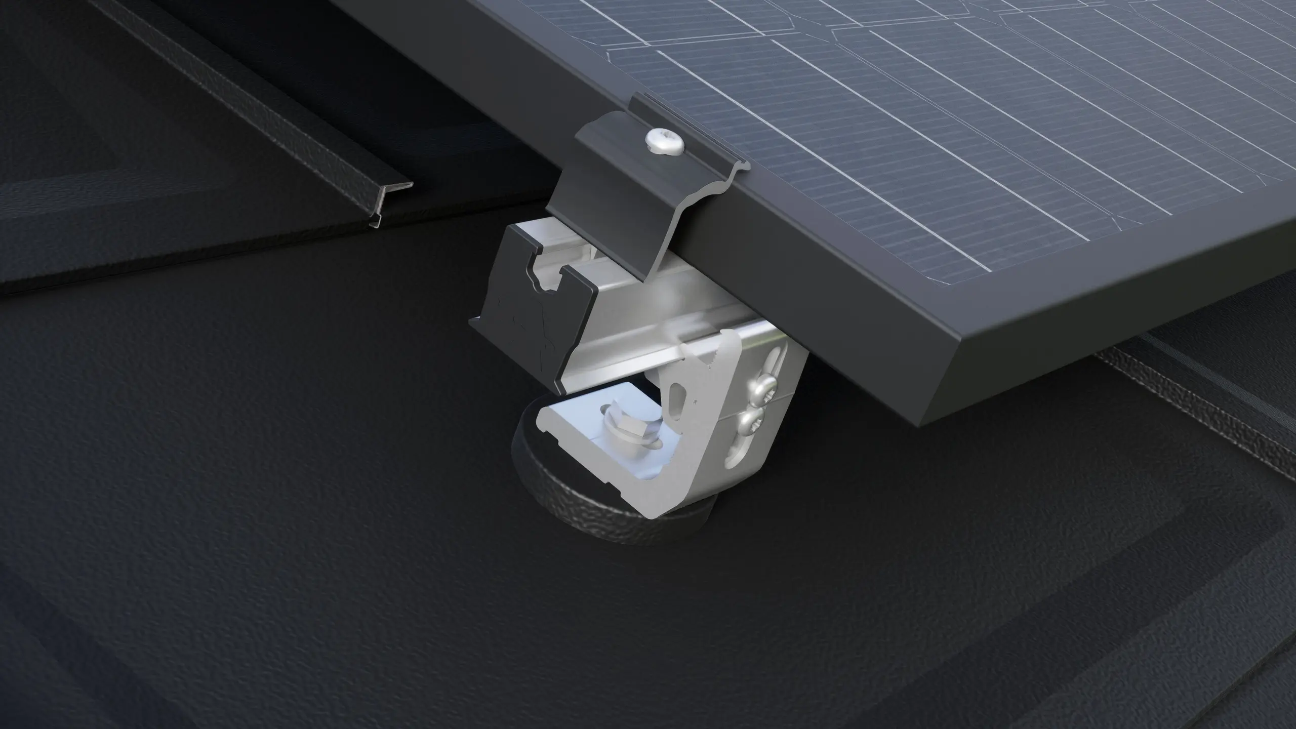 Gros plan du support solaire PREVARIO 3.S monté sur une toiture PREFA foncée qui supporte le rail de support. Le module solaire a été fixé au rail de support à l'aide de la borne de fin PREVARIO.