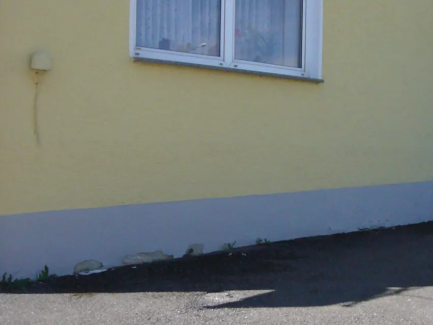 Aufgrund der ausgebrochenen am Fassadensockel wird das Haus mit PREFA saniert.