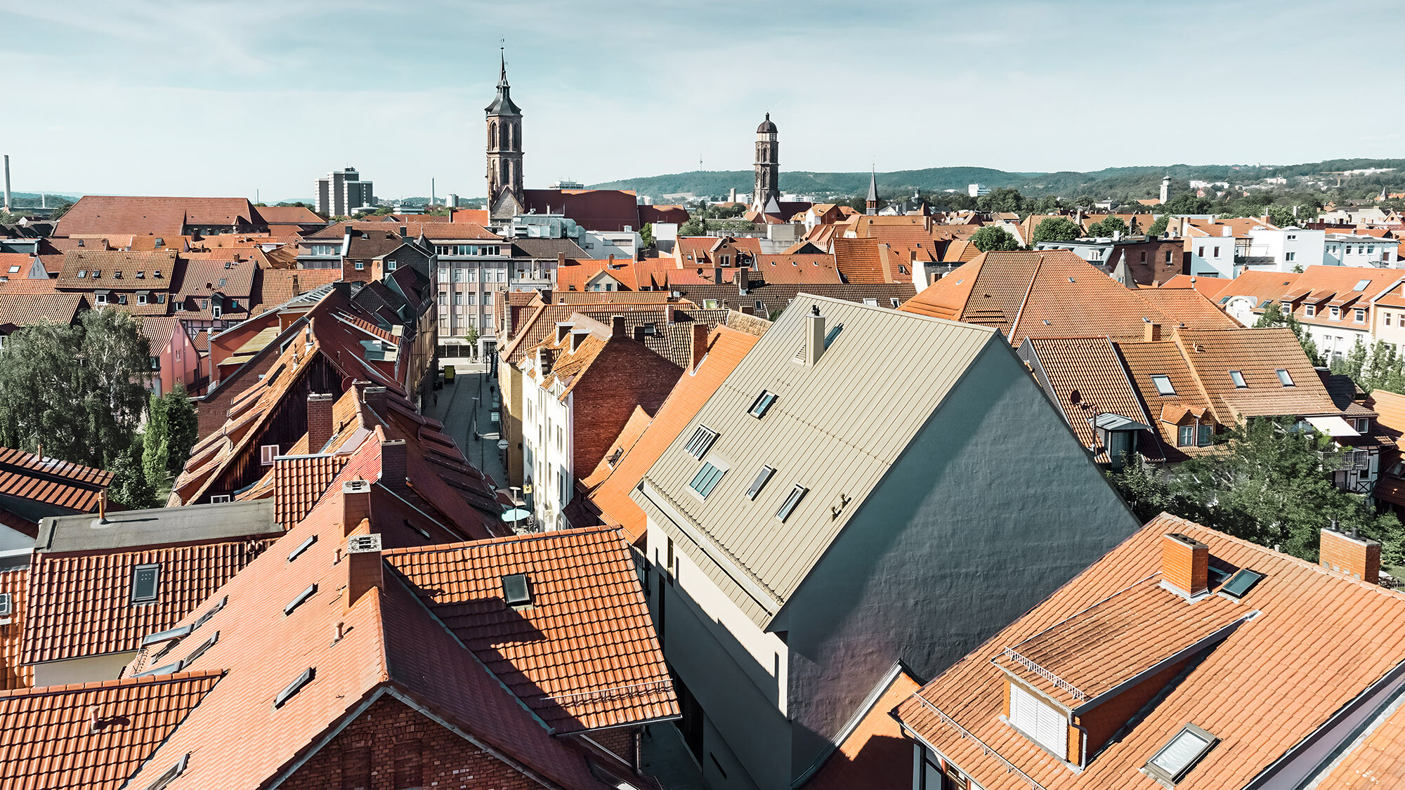 Il centro storico di Göttingen dalla prospettiva normale: l'edificio espositivo si fonde in modo elegante con l'ambiente circostante, mantenendo la propria identità.