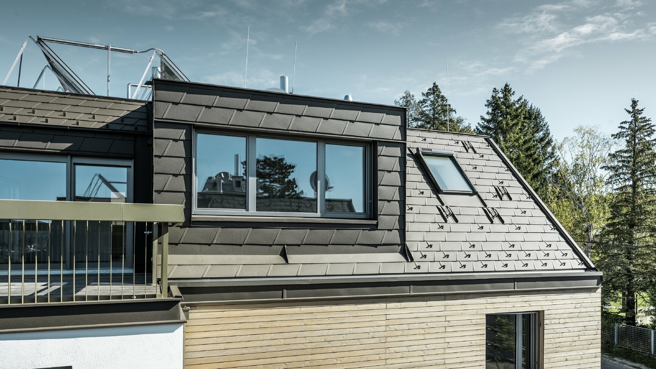 Realizzazione del sottotetto, rivestimento di tetto e facciata con le scandole DS.19 PREFA in P.10 marrone