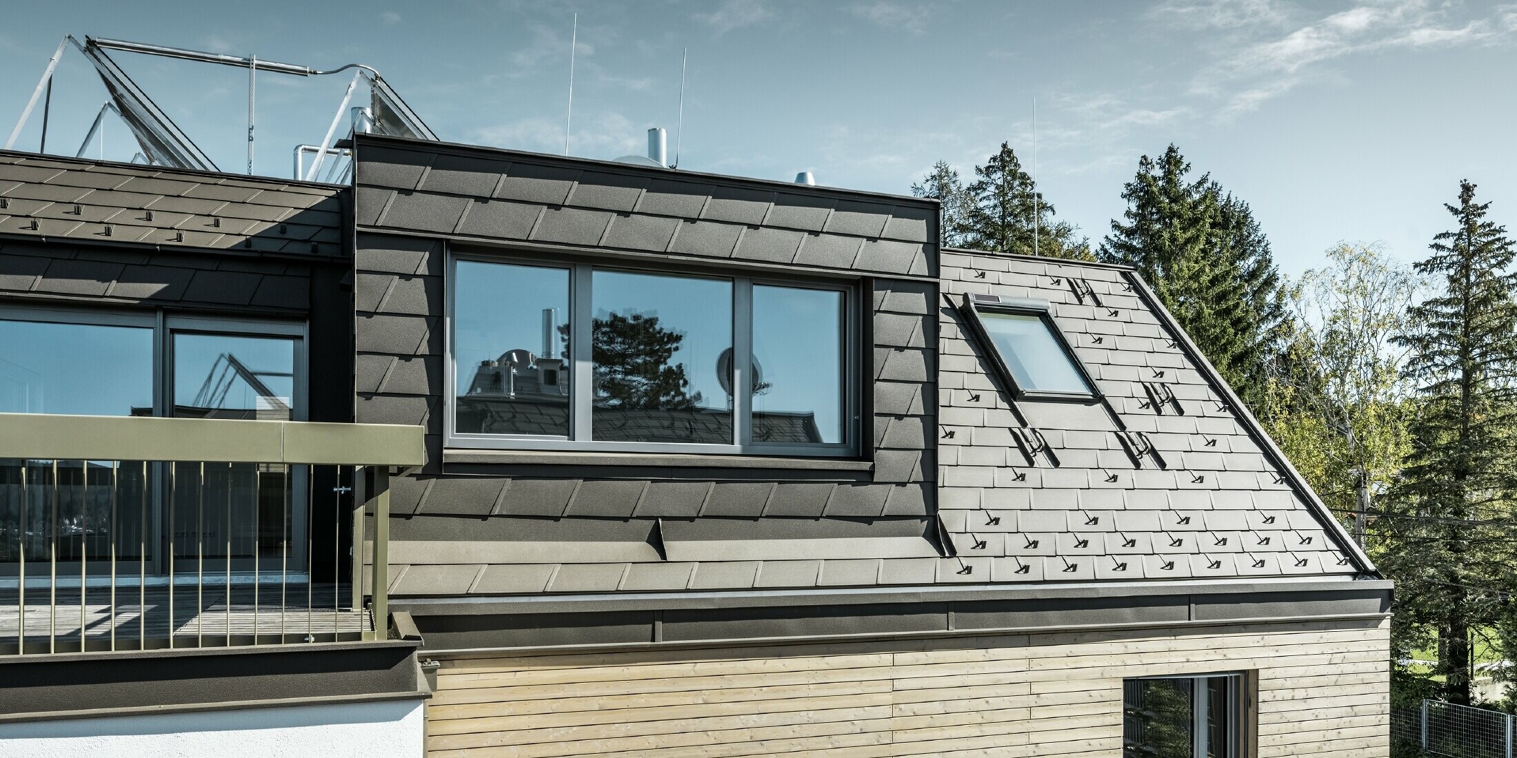 Aménagement des combles, habillement de toiture et de façade avec les bardeaux de toiture DS.19 PREFA en P.10 brun