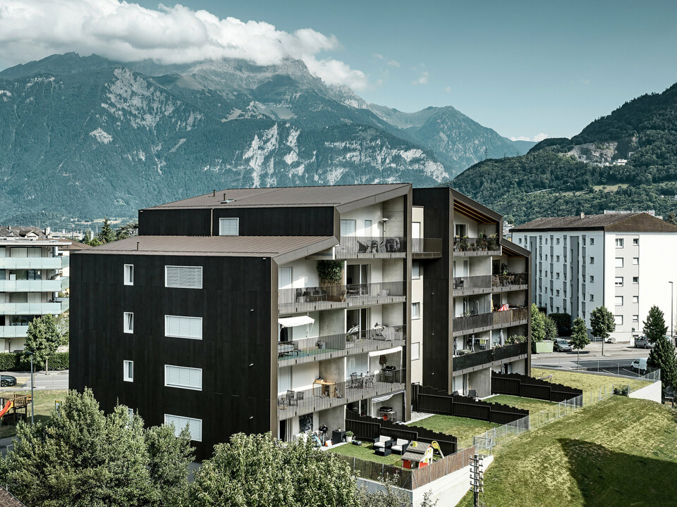 Die Fassade der Wohnhausanlage Les Dailles wurde großflächig mit dem eindrucksvollen PREFA Zackenprofil in Bronze verkleidet. Das Dach des Gebäudes wurde mit PREFALZ in Bronze eingedeckt.