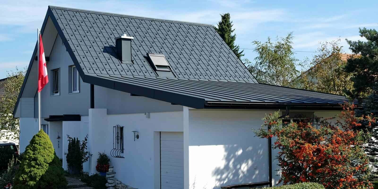 Casa con garage dopo la ristrutturazione del tetto con tegole PREFA antracite